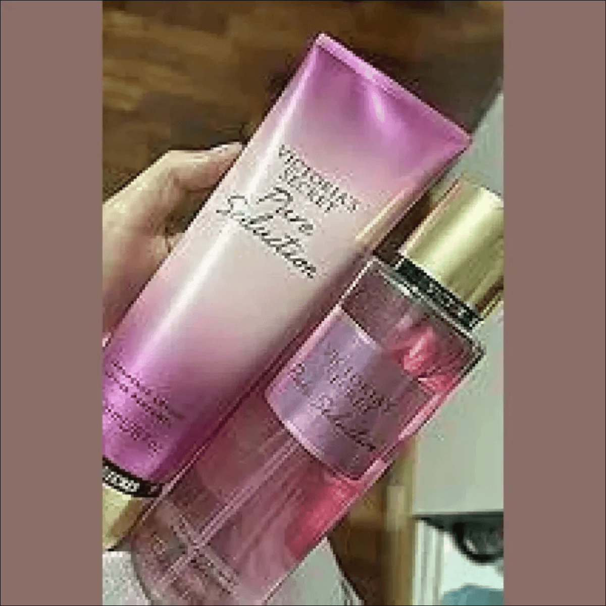 Kit Victoria's Secret Pure Seduction: Loção Hidratante e Névoa de Fragrância de Longa Duração - Jm Grife - Kit Victoria's Secret Pure Seduction: Loção Hidratante e Névoa de Fragrância de Longa Duração - - yampi - hidratante, issues, pure, R1ROR2UOI6, secrets, seduction, victoria, yampi - Jm Grife