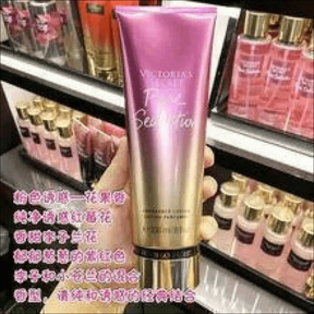 Kit Victoria's Secret Pure Seduction: Loção Hidratante e Névoa de Fragrância de Longa Duração - Jm Grife - Kit Victoria's Secret Pure Seduction: Loção Hidratante e Névoa de Fragrância de Longa Duração - - yampi - hidratante, issues, pure, R1ROR2UOI6, secrets, seduction, victoria, yampi - Jm Grife